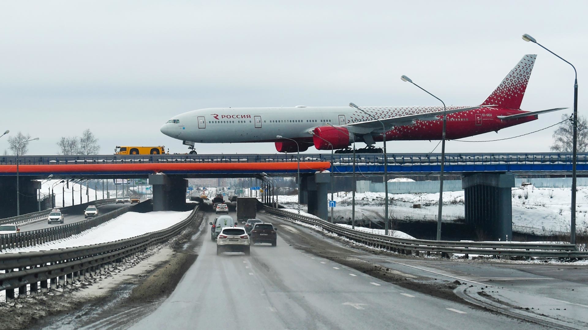 Пассажиры в Шереметьево рассказали, что рейсы отменялись после 12 часов ожидания
