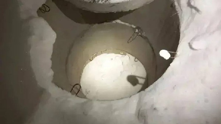 В Сургуте 8-летний мальчик упал в открытый колодец