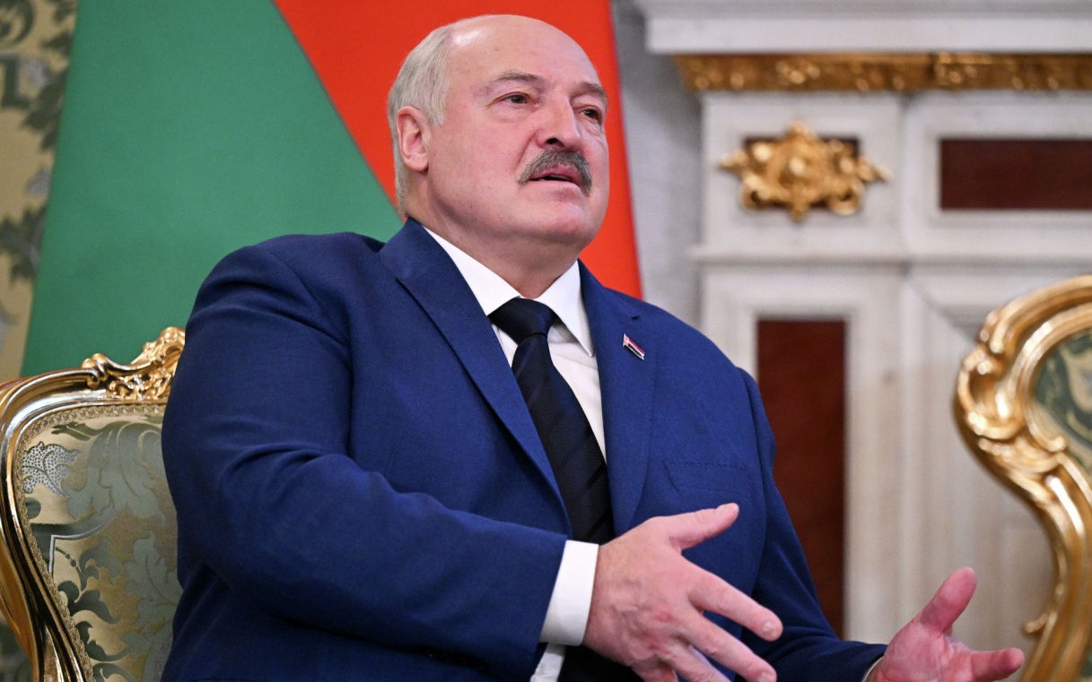 Лукашенко признал, что среди политиков есть зависть друг к другу Лукашенко признал, что среди политиков есть зависть друг к другу