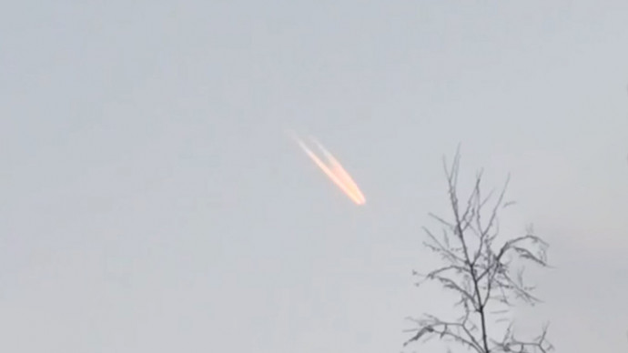 Очевидцы сняли на видео пролет яркого болида над Благовещенском - Новости на Вести.ru