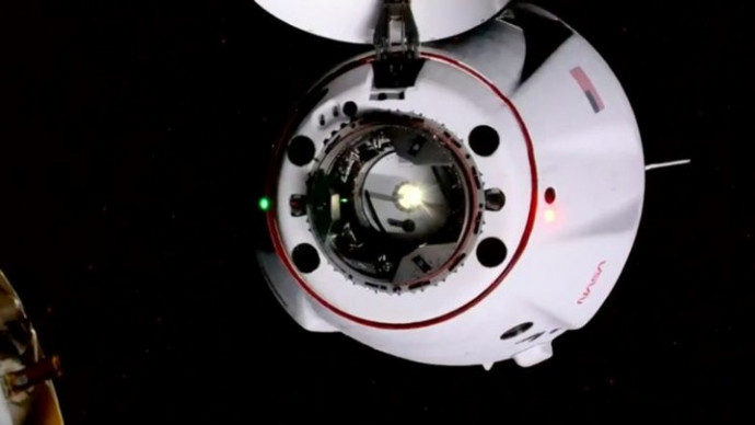 Crew Dragon с российским космонавтом начал сходить с орбиты для приводнения