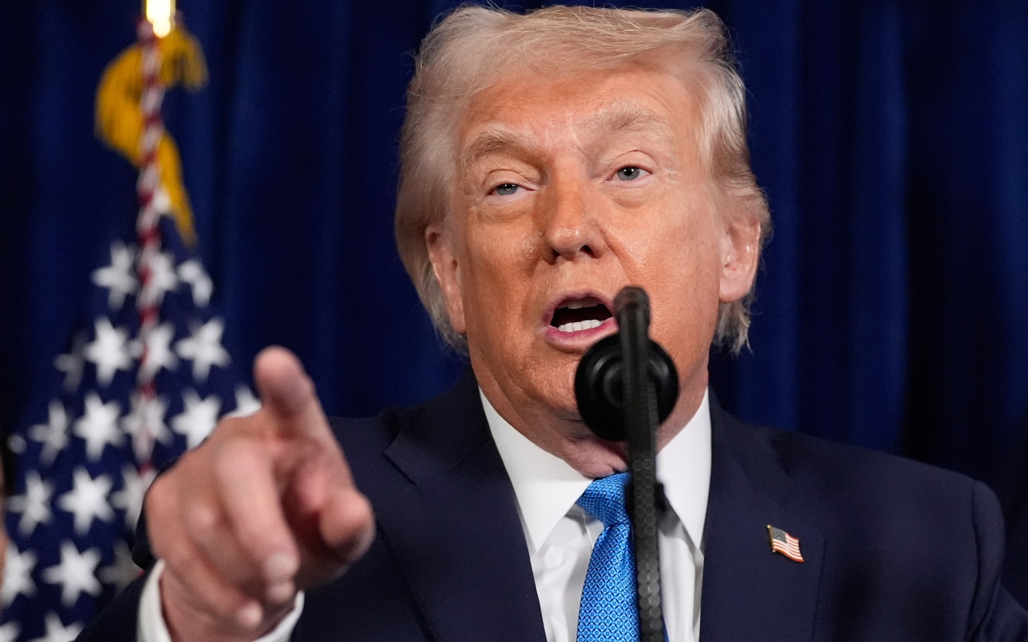 Трамп вновь обвинил New York Times в публикации фейков Трамп вновь обвинил New York Times в публикации фейков