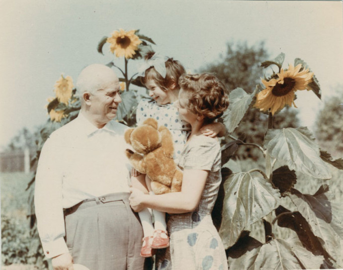 Н.С. Хрущёв с внучкой Юлей и правнучкой Ниной, август 1966 г